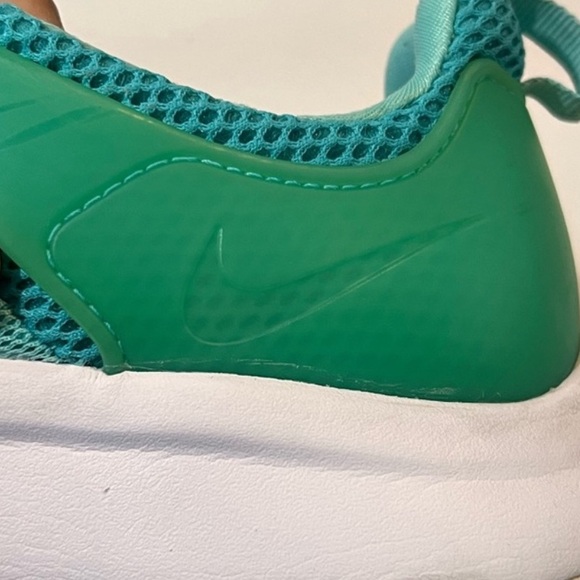 ISO I’M in Search of Nike Womens Darwin 819959-331 Green Running Sneakers Size 8 - Picture 7 of 9